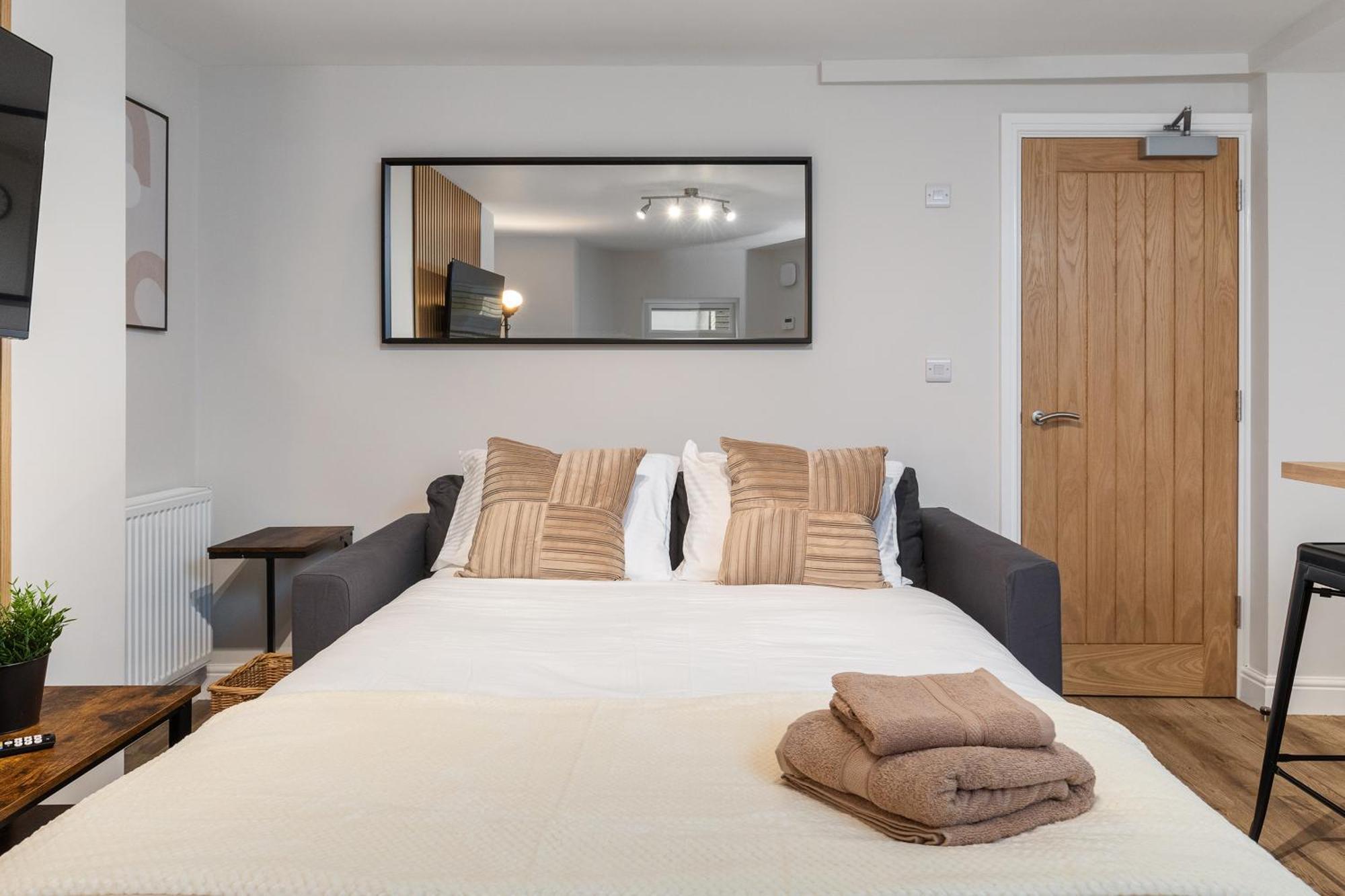 Luxury Lower-Level One Bed Apt Лидс Экстерьер фото